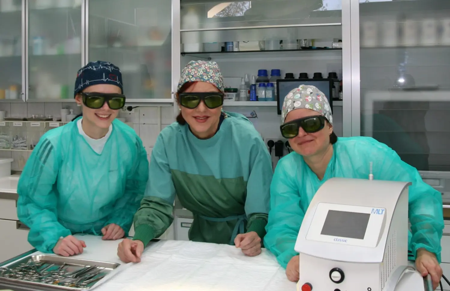 Veterinärpersonal trägt eine Laserchirurgiebrille