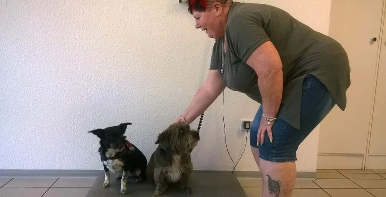 Eine Frau streichelt einen Hund